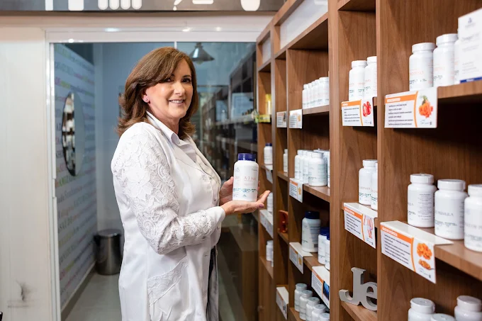 Farmacêutica da São Lucas apresentando um produto manipulado