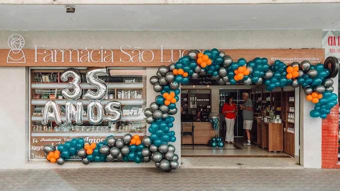 Fachada da Farmácia São Lucas decorada para os 35 anos
